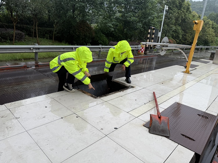 9.11+三臺(tái)+三臺(tái)收費(fèi)站開(kāi)展雨中堅(jiān)守保暢通持續(xù)巡檢護(hù)安全 (2).JPG